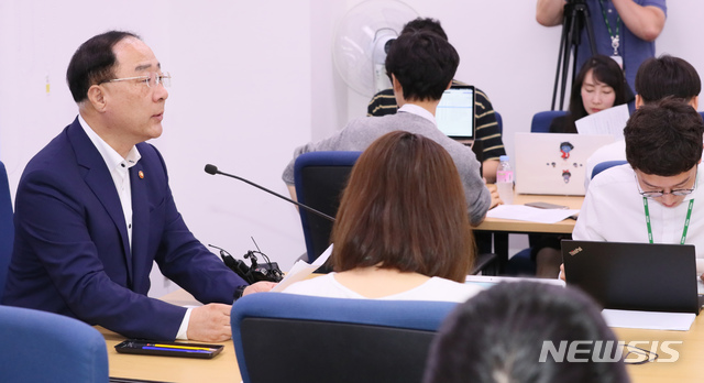 【세종=뉴시스】강종민 기자 = 홍남기 부총리 겸 기획재정부 장관이 23일 오전 정부세종청사에서 기자간담회에서 최근 경제현안을 설명하고 있다. 2019.08.23. ppkjm@newsis.com