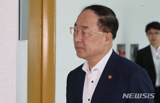 【세종=뉴시스】강종민 기자 = 홍남기 부총리 겸 기획재정부 장관이 23일 오전 정부세종청사에서 2020년 예산안과 최근 경제현안을 설명하기 위해 기자실로 향하고 있다. 2019.08.23. ppkjm@newsis.com