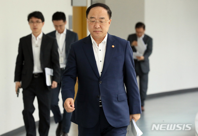 【세종=뉴시스】강종민 기자 = 홍남기 부총리 겸 기획재정부 장관이 23일 오전 정부세종청사에서 2020년 예산안과 최근 경제현안 설명을 위해 기자실로 향하고 있다. 2019.08.23. ppkjm@newsis.com
