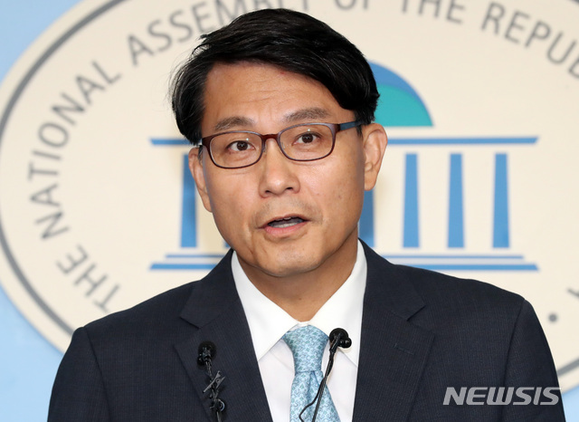 【서울=뉴시스】 박영태 기자 = 윤상현 국회 외교통일위원장이 23일 오전 서울 여의도 국회 정론관에서 한일군사정보보호협정(지소미아) 종료와 관련한 기자회견을 하고 있다. 2019.08.23. since1999@newsis.com