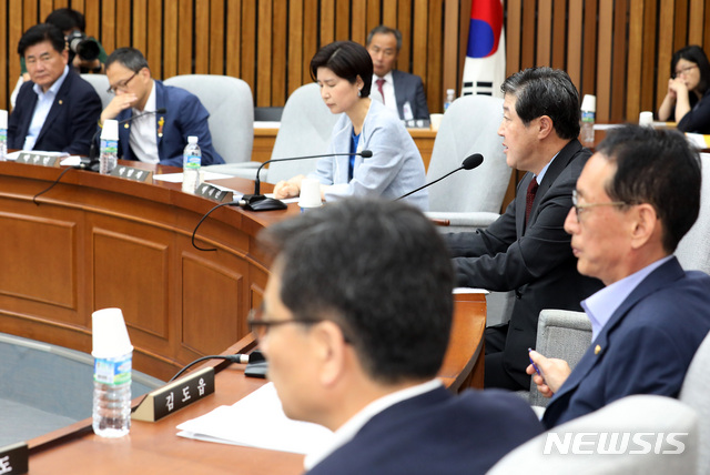 【서울=뉴시스】이종철 기자 = 23일 서울 여의도 국회에서 열린 사법개혁특별위원회 전체회의에서 유기준 위원장이 발언을 하고 있다. 2019.08.23. jc4321@newsis.com