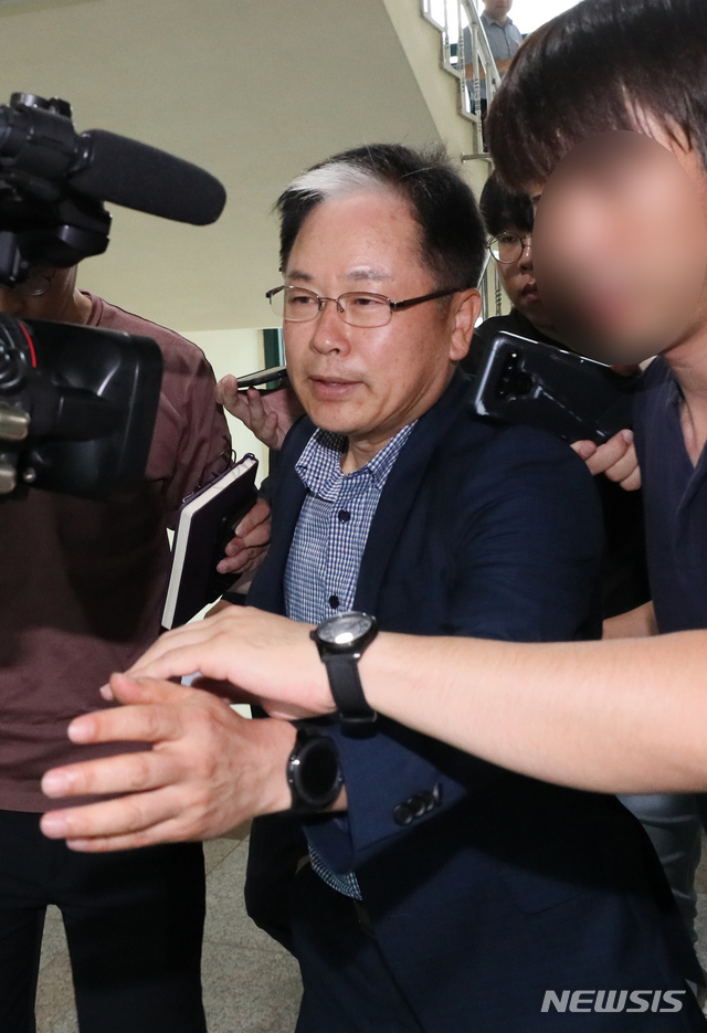 【공주=뉴시스】강종민 기자 = 조국 법무부 장관 후보자의 딸이 고등학교 3학년이던 2009년 7월 공주대 생명공학연구소에서 3주 가량 인턴을 한 후 국제조류학회 발표초록에 제3저자로 등재된 것이 적절했는지 등을 검토하는 윤리위원회가 23일 오전 충남 공주대에서 열린 가운데 회의를 마친 임경호 위원장이 취재진의 질문을 받으며 회의장을 나서고 있다. 2019.08.23. ppkjm@newsis.com