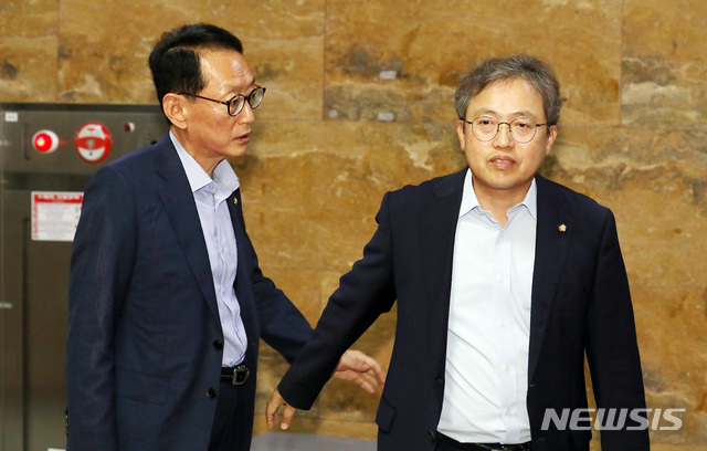 【서울=뉴시스】이종철 기자 = 23일 서울 여의도 국회에서 열린 사법개혁특별위원회 전체회의에 참석했던 한국당 김도읍 간사와 민주당 법사위 송기헌 간사가 회의장 밖에서 심각하게 의견을 나누고 있다. 2019.08.23. jc4321@newsis.com