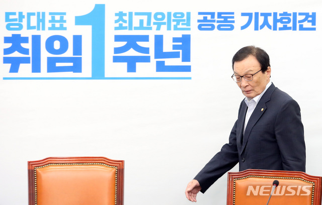 【서울=뉴시스】이종철 기자 = 23일 서울 여의도 국회에서 열린 더불어민주당 당대표-최고위원 취임1주년 공동 기자회견에 참석하는 이해찬 대표가 생가에 잠긴 표정을 하고 있다. 2019.08.23. jc4321@newsis.com