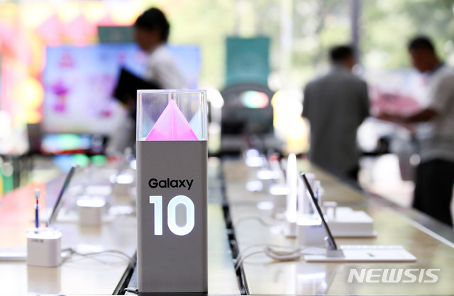 【서울=뉴시스】김선웅 기자 = 삼성전자의 플래그십 스마트폰 갤럭시 노트10이 23일 정식 출시됐다. 사진은 23일 서울 종로구 KT스퀘어에서 전시·판매 중인 갤럭시 노트10. 2019.08.23.&nbsp; mangusta@newsis.com