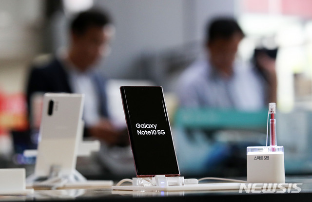 【서울=뉴시스】김선웅 기자 = 삼성전자의 플래그십 스마트폰 갤럭시 노트10이 23일 정식 출시됐다. 사진은 23일 서울 종로구 KT스퀘어에서 전시·판매 중인 갤럭시 노트10. 2019.08.23. mangusta@newsis.com