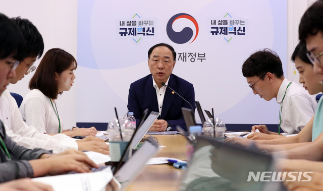 【세종=뉴시스】강종민 기자 = 홍남기 부총리 겸 기획재정부 장관이 23일 오전 정부세종청사에서 열린 기자간담회에서 최근 경제현안과 2020년 예산안에 대해 설명하고 있다. 2019.08.23.&nbsp;&nbsp; ppkjm@newsis.com