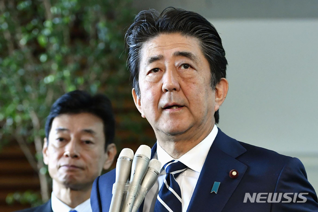  【도쿄=AP/뉴시스】아베 신조 일본 총리가 23일 도쿄 총리 관저에서 열린 기자회견 중 질문을 받고 있다. 아베 총리는 한국 정부가 군사정보공유협정 '지소미아'를 종료한 것은 국가와 국가 간의 신뢰 관계를 훼손하는 조치"라고 말했다.&nbsp; 그는 “미국과 확실하게 연대해 지역의 평화와 안정을 확보할 것”이라면서 한국이 과거의 약속을 지키지 않았다고 비난했다. 2019.08.23. 