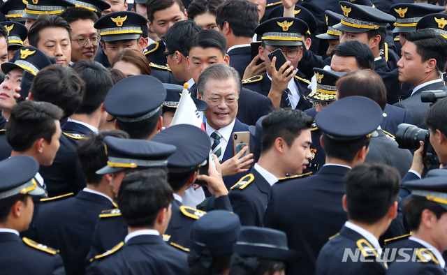 [충주=뉴시스]전신 기자 = 문재인 대통령이 2019년 8월 23일 충북 충주 중앙경찰학교 대운동장에서 열린 296기 졸업식을 마친 후 졸업생들과 기념촬영하고 있다. 2020.05.10. photo1006@newsis.com