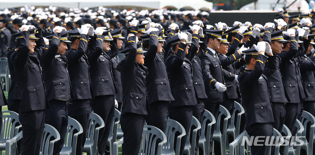 【충주=뉴시스】전신 기자 = 지난 23일 충북 충주 중앙경찰학교 대운동장에서 열린 중앙경찰학교 296기 졸업식에서 신임 경찰들이 가족들을 향해 인사하고 있다. 2019.08.23. photo1006@newsis.com