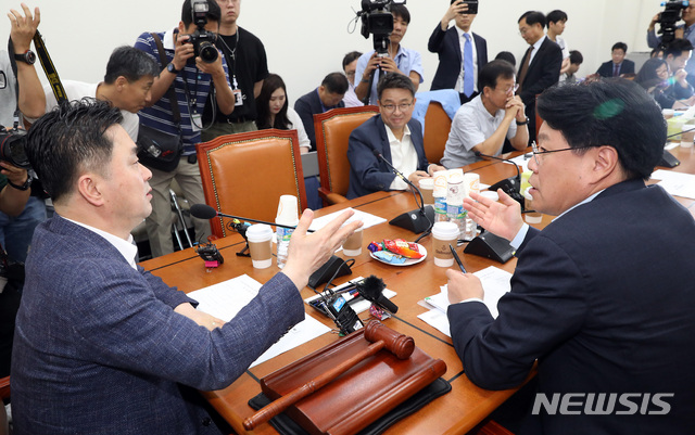 【서울=뉴시스】이종철 기자 = 23일 서울 여의도 국회에서 열린 정치개혁특별위원회 제1소위원회에서 민주당 김종민 소위원장과 한국당 장제원 간사가 설전을 벌이고 있다. 2019.08.23. jc4321@newsis.com