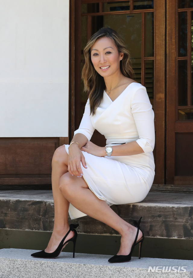 【서울=뉴시스】 전진환 기자 = 23일 오후 뉴시스 '한류 엑스포'에 참석을 위해 방한 한 미국 CNN앵커 아마라 워커가 서울 충무로 한국의 집 청우정에서 뉴시스와 인터뷰 중 포즈를 취하고 있다. 한류 엑스포는 한국 문화와 기업의 핵심 경쟁력으로 떠오른 한류의 현 좌표를 진단, 미래 지속 발전 방안을 제시하고 의견을 교환하는 자리다. 2019.08.23. amin2@newsis.com