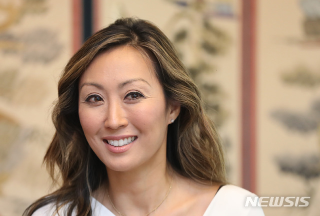 【서울=뉴시스】 전진환 기자 = 23일 오후 뉴시스 '한류 엑스포'에 참석을 위해 방한 한 미국 CNN앵커 아마라 워커가 서울 충무로 한국의 집 청우정에서 뉴시스와 인터뷰하고 있다. 한류 엑스포는 한국 문화와 기업의 핵심 경쟁력으로 떠오른 한류의 현 좌표를 진단, 미래 지속 발전 방안을 제시하고 의견을 교환하는 자리다. 2019.08.23. amin2@newsis.com