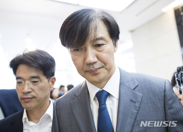 【서울=뉴시스】최동준 기자 = 조국 법무부 장관 후보자가 23일 서울 종로구 인사청문회 준비 사무실 로비에서 펀드 사회 기부 등에 대해 입장 발표를 마치고 사무실로 올라가고 있다. 2019.08.23.&nbsp; photo@newsis.com