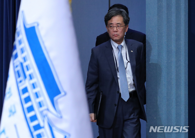 【서울=뉴시스】전신 기자 = 김현종 국가안보실 2차장이 23일 청와대 춘추관 대브리핑룸에서 한일군사정보보호협정(GSOMIA·지소미아) 종료 결정과 관련한 브리핑을 위해 단상으로 올라서고 있다. 2019.08.23. photo1006@newsis.com