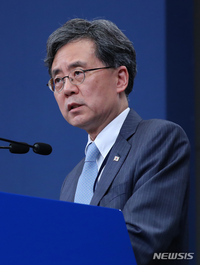 【서울=뉴시스】전신 기자 = 김현종 국가안보실 2차장이 23일 청와대 춘추관 대브리핑룸에서 한일군사정보보호협정(GSOMIA·지소미아) 종료 결정과 관련해 브리핑하고 있다. 2019.08.23. photo1006@newsis.com