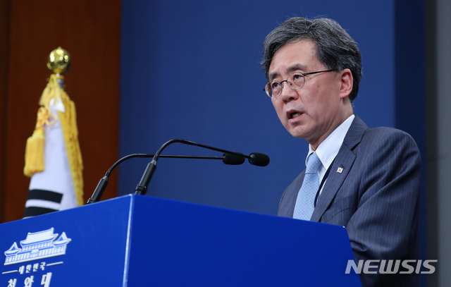 【서울=뉴시스】전신 기자 = 김현종 국가안보실 2차장이 23일 청와대 춘추관 대브리핑룸에서 한일군사정보보호협정(GSOMIA·지소미아) 종료 결정과 관련해 브리핑하고 있다. 2019.08.23.&nbsp; photo1006@newsis.com