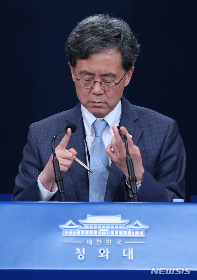 【서울=뉴시스】전신 기자 = 김현종 국가안보실 2차장이 23일 청와대 춘추관 대브리핑룸에서 한일군사정보보호협정(GSOMIA·지소미아) 종료 결정과 관련해 브리핑하고 있다. 2019.08.23. photo1006@newsis.com