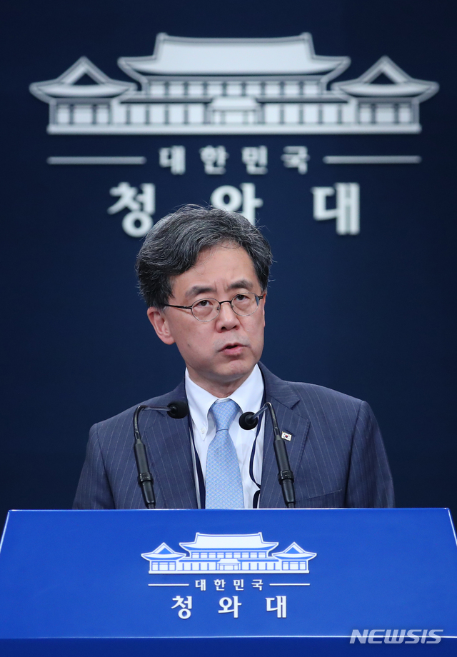 【서울=뉴시스】전신 기자 = 김현종 국가안보실 2차장이 23일 청와대 춘추관 대브리핑룸에서 한일군사정보보호협정(GSOMIA·지소미아) 종료 결정과 관련해 브리핑하고 있다. 2019.08.23. photo1006@newsis.com