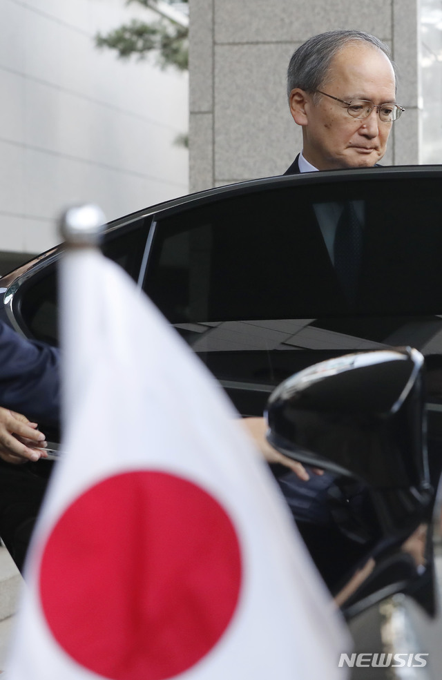 【서울=뉴시스】최동준 기자 = 나가미네 야스마사(長嶺安政) 주한일본대사가 23일 지소미아 종료 결정을 담은 외교부 공문을 받은 후 서울 종로구 외교부 청사를 나서고 있다. 2019.08.23.   photocdj@newsis.com 