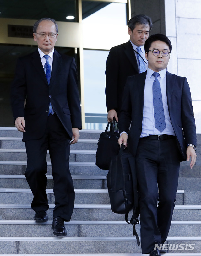 【서울=뉴시스】최동준 기자 = 나가미네 야스마사 주한일본대사가 23일 지소미아 종료 결정을 담은 외교부 공문을 받은 후 서울 종로구 외교부 청사를 나서고 있다. 2019.08.23. photocdj@newsis.com