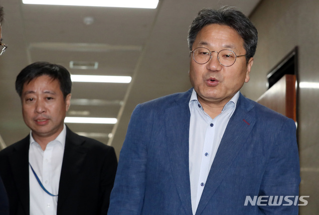 【서울=뉴시스】 박영태 기자 = 강기정 청와대 정무수석이 23일 서울 여의도 국회 더불어민주당 원내대표실에서 이인영 원내대표와 조국 법무부장관 후보자 대책 논의를 한 후 취재진의 질문에 답변하고 있다. 왼쪽은 윤도한 국민소통수석. 2019.08.23.since1999@newsis.com