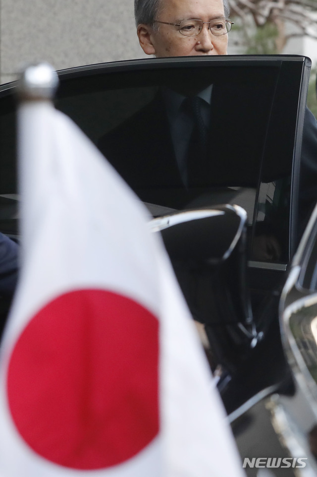 【서울=뉴시스】최동준 기자 = 나가미네 야스마사 주한일본대사가 23일 지소미아 종료 결정을 담은 외교부 공문을 받은 후 서울 종로구 외교부 청사를 나서고 있다. 2019.08.23.  photocdj@newsis.com 