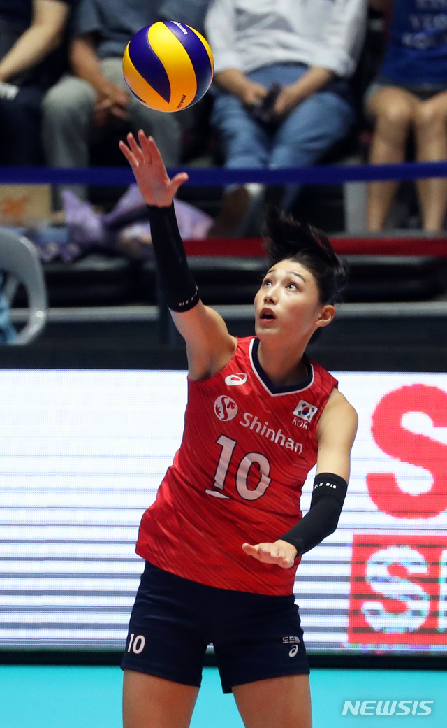 【서울=뉴시스】 이윤청 기자 = 23일 오후 서울 송파구 잠실실내체육관에서 열린 제20회 신한금융 서울 아시아여자배구선수권대회 대한민국-태국의 8강 경기, 한국 김연경이 서브를 넣고 있다. 2019.08.23. radiohead@newsis.com