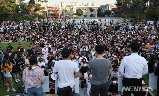 【서울=뉴시스】박미소 기자 = 23일 서울 성북구 고려대학교 중앙광장에서 고려대학생들이 '조국 법무부 장관 후보자 딸의 고려대 입학과정에 대한 진상규명 촉구 학내 집회'를 열고 있다. 2019.08.23. misocamera@newsis.com