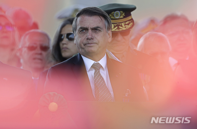 【브라질리아=AP/뉴시스】 브라질 정부가 주요 7개국(G7)이 마련한 아마존 열대우림 화재 진압 지원금을 266억원을 거부했다고 27일(현지시간) BBC가 보도했다. 사진은 23일 브라질 수도 브라질리아에서 열린 군인의날 행사에 참여한 자이르 보우소나루 브라질 대통령. 2019.8.27.