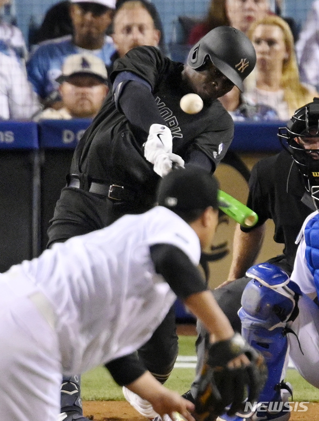 【로스앤젤레스=AP/뉴시스】 LA 다저스의 류현진이 24일(한국시간) 미국 캘리포니아주 로스앤젤레스의 다저스타디움에서 열린 2019 메이저리그(MLB) 뉴욕 양키스와의 경기에 선발 등판, 5회초 1사 만루에서 디디 그레고리우스에 만루 홈런을 허용하고 있다.