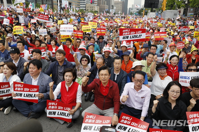 【서울=뉴시스】최동준 기자 = 자유한국당 황교안 대표, 나경원 원내대표 등 자유한국당 의원과 당원 등이 24일 서울 종로구 세종문화회관 앞에서 집회를 열고 문재인 정부를 규탄하는 구호를 외치고 있다. 2019.08.24.&nbsp; photocdj@newsis.com 