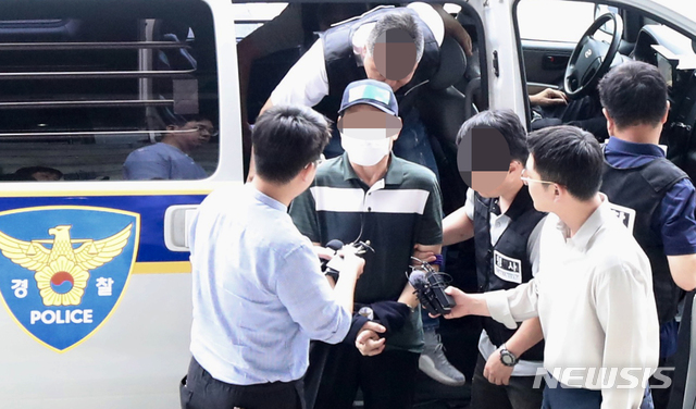 【전주=뉴시스】 김얼 기자= 전주 여인숙 방화 용의자에 대한 영장실질심사가 24일 전북 전주시 전주지방법원에서 실시된 가운데 용의자가 차량에서 내려 장내로 들어서고 있다. 2019.08.24.pmkeul@newsis.com