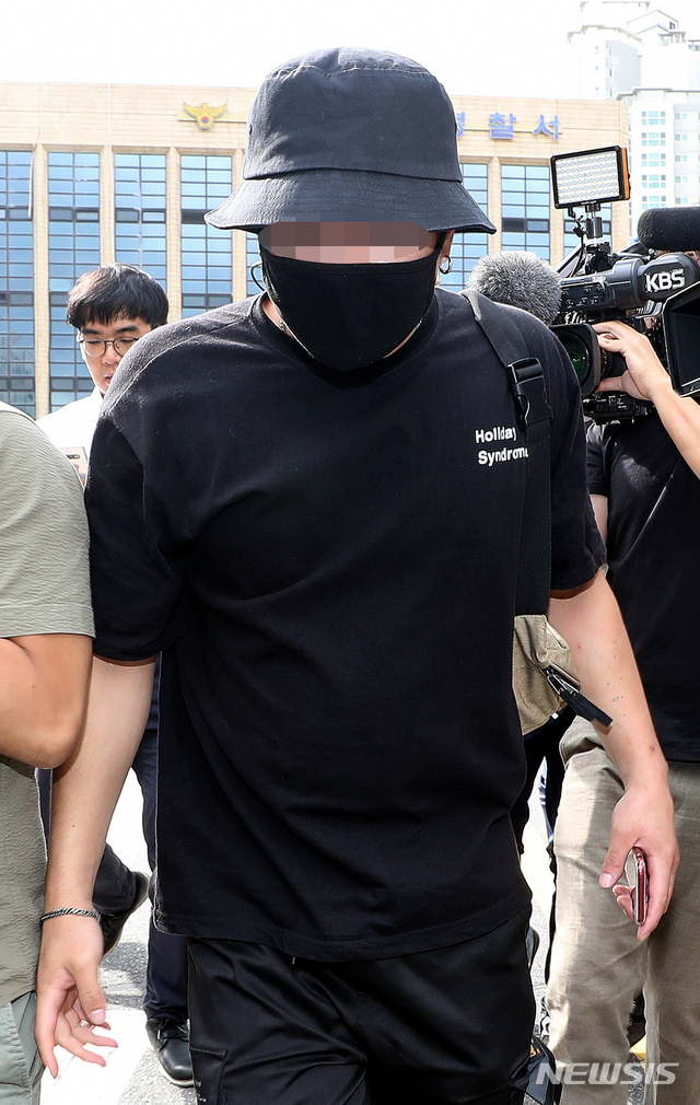 【서울=뉴시스】김병문 기자 = 온라인상에서 논란이 된 일본인 여성 위협·폭행 영상과 사진에 등장하는 남성이 지난 24일 오후 서울 마포경찰서에서 조사를 마치고 경찰서를 나서고 있다. 2019.08.24.&nbsp; dadazon@newsis.com