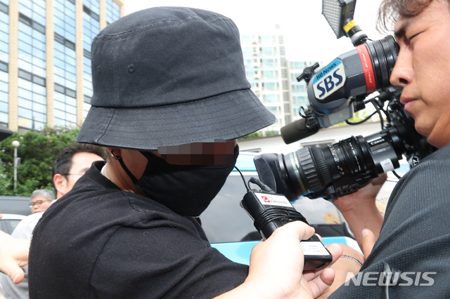 【서울=뉴시스】김병문 기자 = 온라인상에서 논란이 된 일본인 여성 위협·폭행 영상과 사진에 등장하는 남성이 지난 8월24일 오후 서울 마포경찰서에서 조사를 마친 후 귀가하고 있다. 2019.08.24.&nbsp; dadazon@newsis.com