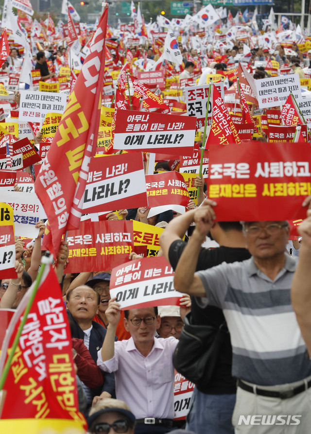 【서울=뉴시스】최동준 기자 = 24일 서울 종로구 세종문화회관 앞에서 자유한국당 주최로 열린 문재인 정권 국정운영 규탄 집회에 참석한 자유한국당 당원, 지지자들이 조국 법무부 장관 후보자 사퇴를 촉구하고 있다. 2019.08.24.&nbsp; photocdj@newsis.com