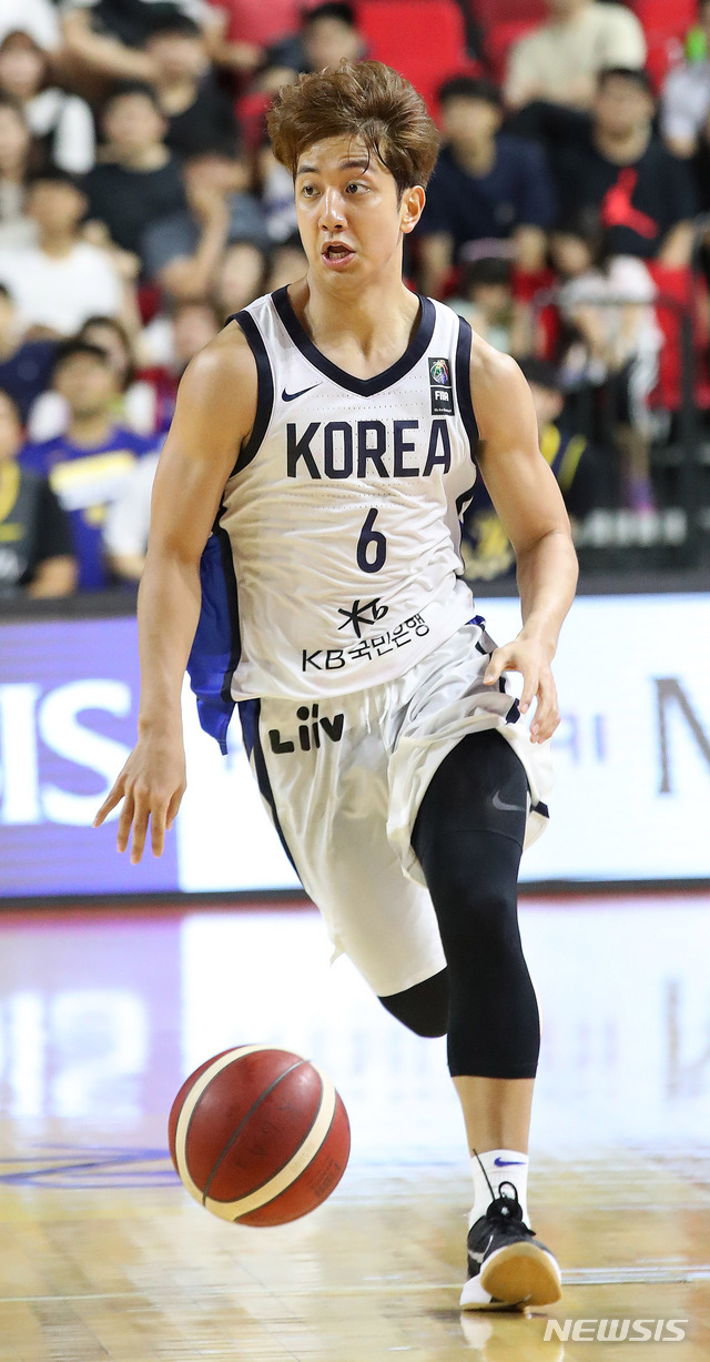 【인천=뉴시스】김선웅 기자 = 24일 인천 삼산월드체육관에서 열린 현대모비스 초청 4개국 국제농구대회 대한민국과 리투아니아의 경기, 허훈이 골대를 향해 드리블을 하고 있다. 2019.08.24. mangusta@newsis.com