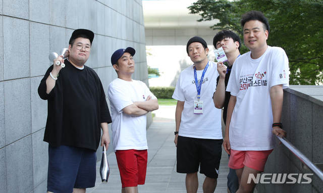 【부산=뉴시스】조수정 기자 = 넌버벌 퍼포먼스 코미디 팀 옹알스가 24일 오전 부산 해운대구 우동 영화의전당에서 제7회 부산국제코미디페스티벌 공연을 앞두고 뉴시스와 인터뷰하며 객석에 앉아 포즈를 취하고 있다. 왼쪽부터 이경섭, 하박, 최기섭, 최진영, 채경선. 이들은 다른사람의 매니지먼트를 받지 않고 홍보, 영상편집, 기획, 소품제작, 무대조명 등 공연에 필요한 관리 및 경영 등 모든 부분을 팀원이 분담한다. 수익은 회사를 설립해 월급으로 받을 수 있도록 관리한다. 이날 조수원과 조준우는 행사에 참석하느라 불참했다. 2019.08.25. chocrystal@newsis.com