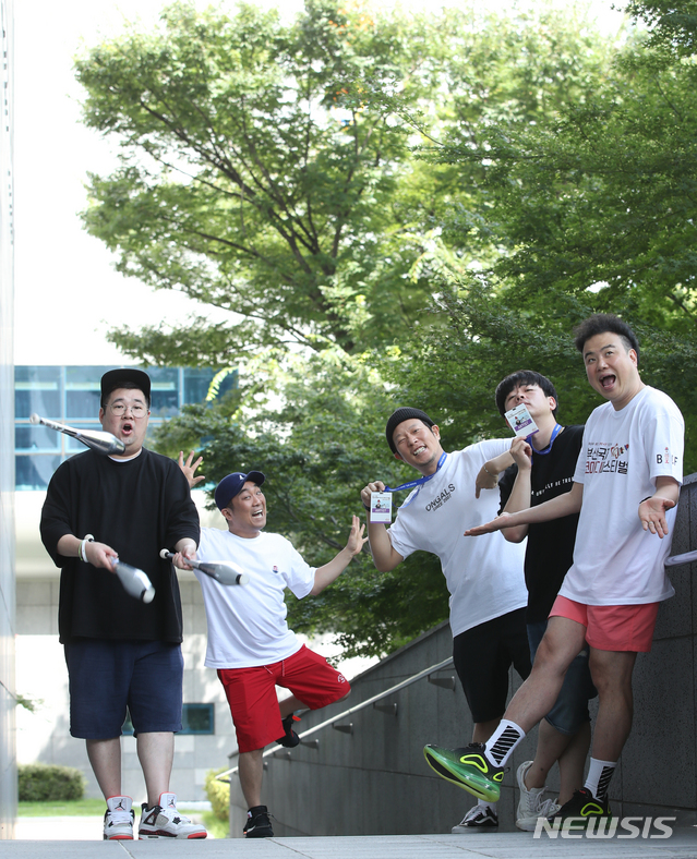 【부산=뉴시스】조수정 기자 = 넌버벌 퍼포먼스 코미디 팀 옹알스가 24일 오전 부산 해운대구 우동 영화의전당에서 제7회 부산국제코미디페스티벌 공연을 앞두고 뉴시스와 인터뷰하며 객석에 앉아 포즈를 취하고 있다. 왼쪽부터 이경섭, 하박, 최기섭, 최진영, 채경선. 이들은 다른사람의 매니지먼트를 받지 않고 홍보, 영상편집, 기획, 소품제작, 무대조명 등 공연에 필요한 관리 및 경영 등 모든 부분을 팀원이 분담한다. 수익은 회사를 설립해 월급으로 받을 수 있도록 관리한다. 이날 조수원과 조준우는 행사에 참석하느라 불참했다. 2019.08.25. chocrystal@newsis.com