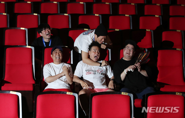 【부산=뉴시스】조수정 기자 = 넌버벌 퍼포먼스 코미디 팀 옹알스가 24일 오전 부산 해운대구 우동 영화의전당에서 제7회 부산국제코미디페스티벌 공연을 앞두고 뉴시스와 인터뷰하며 객석에 앉아 포즈를 취하고 있다. 윗줄 왼쪽은 최진영, 오른쪽은 최기섭, 아랫줄 왼쪽부터 하박, 채경선, 이경섭. 이들은 다른사람의 매니지먼트를 받지 않고 홍보, 영상편집, 기획, 소품제작, 무대조명 등 공연에 필요한 관리 및 경영 등 모든 부분을 팀원이 분담한다. 수익은 회사를 설립해 월급으로 받을 수 있도록 관리한다. 이날 조수원과 조준우는 행사에 참석하느라 불참했다. 2019.08.25. chocrystal@newsis.com