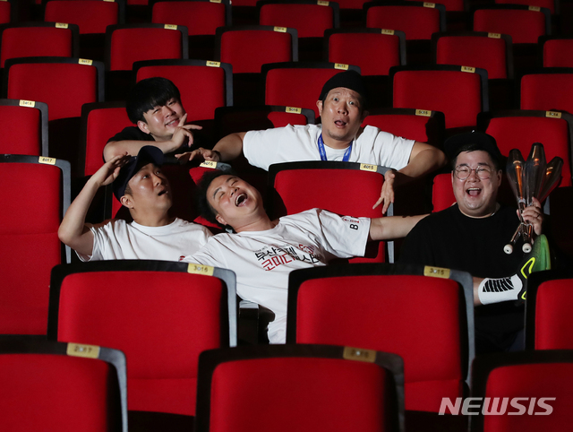 【부산=뉴시스】조수정 기자 = 넌버벌 퍼포먼스 코미디 팀 옹알스가 24일 오전 부산 해운대구 우동 영화의전당에서 제7회 부산국제코미디페스티벌 공연을 앞두고 뉴시스와 인터뷰하며 객석에 앉아 포즈를 취하고 있다. 윗줄 왼쪽은 최진영, 오른쪽은 최기섭, 아랫줄 왼쪽부터 하박, 채경선, 이경섭. 이들은 다른사람의 매니지먼트를 받지 않고 홍보, 영상편집, 기획, 소품제작, 무대조명 등 공연에 필요한 관리 및 경영 등 모든 부분을 팀원이 분담한다. 수익은 회사를 설립해 월급으로 받을 수 있도록 관리한다. 이날 조수원과 조준우는 행사에 참석하느라 불참했다. 2019.08.25. chocrystal@newsis.com