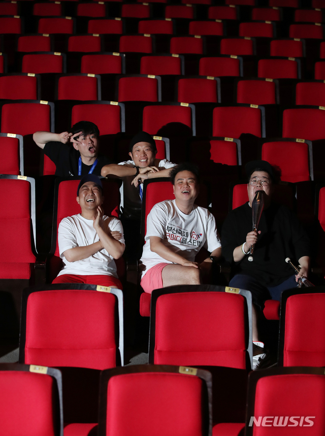 【부산=뉴시스】조수정 기자 = 넌버벌 퍼포먼스 코미디 팀 옹알스가 24일 오전 부산 해운대구 우동 영화의전당에서 제7회 부산국제코미디페스티벌 공연을 앞두고 뉴시스와 인터뷰하며 객석에 앉아 포즈를 취하고 있다. 윗줄 왼쪽은 최진영, 오른쪽은 최기섭, 아랫줄 왼쪽부터 하박, 채경선, 이경섭. 이들은 다른사람의 매니지먼트를 받지 않고 홍보, 영상편집, 기획, 소품제작, 무대조명 등 공연에 필요한 관리 및 경영 등 모든 부분을 팀원이 분담한다. 수익은 회사를 설립해 월급으로 받을 수 있도록 관리한다. 이날 조수원과 조준우는 행사에 참석하느라 불참했다. 2019.08.25. chocrystal@newsis.com