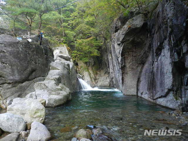【함양=뉴시스】 경남 함양군 마천면 칠선계곡 용소폭포 모습.