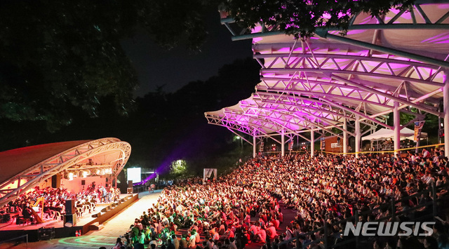 【대전=뉴시스】조명휘 기자 = 대전시가 주최한 보문산 숲속의 열린음악회가 24일 오후 보문산 숲속공연장에서 펼쳐지고 있다. 2019.08.25. (사진= 대전시 제공) photo@newsis.com