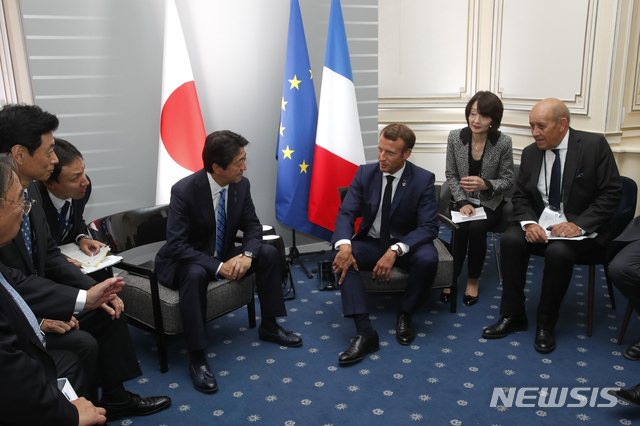 【비야리츠( 프랑스)= AP/뉴시스】 프랑스 남부의 비야리츠 G7 정상회의에 참석한 아베 신조 일본 총리가 에마뉘엘 마크롱 대통령과 장이브스 르 드리앙 외무장관( 오른 쪽)과 24일 환담을 나누고 있다. 미중 무역갈등과 유럽국가간의 각종 대립 가운데 열린 이번 G7 회의에서는 각자의 가식적인 태도와 발언들이 회의 시작 전부터 팽팽한 신경전을 느끼게 하고 있다.&nbsp;&nbsp; 