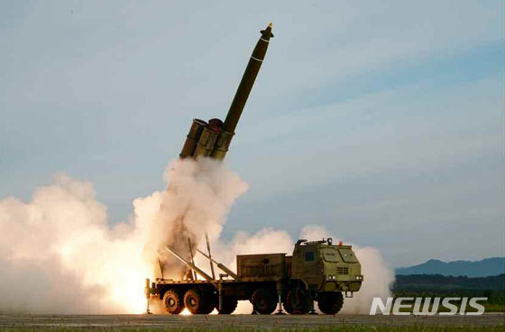 【서울=뉴시스】북한 김정은 국무위원장이 24일 "새로 연구개발한 초대형방사포시험사격을 지도했다"고 25일 로동신문이 보도했다. 2017..08.25. (사진출처=로동신문)photo@newsis.com