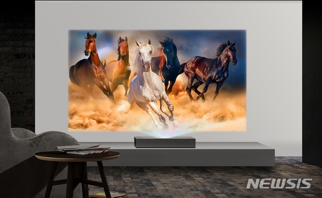 【서울=뉴시스】박주성 기자 = LG전자(066570, www.lge.com)가 4K 해상도를 구현한 ‘LG 시네빔(LG Cinebeam)’ 프로젝터 신제품을 앞세워 해외 시장 공략을 가속화한다.&nbsp; LG전자는 지난 7월 국내시장에 가장 먼저 출시한 ‘LG 시네빔 레이저 4K(모델명: HU85L)’를 8월 북미시장에 이어 9월부터 독일, 스페인, 네덜란드 등 유럽 주요 국가에 확대 출시한다.&nbsp; LG전자는 미국 유명 비디오 아티스트 ‘데이비드 반 에이슨(David Van Eyssen)’과 협업해, 현지시간 23일부터 24일까지 산타모니카에서 ‘LG 시네빔 레이저 4K’ 등을 활용한 디지털 아트 전시회 ‘프로젝션(Projections)’를 열었다. 홈시네마 컨셉에 맞춰 집안에서도 초대형·고해상도 화면으로 생생한 작품을 감상할 수 있도록 공간을 조성해 관람객들의 호응을 얻었다. 2019.08.25. (사진=LG전자 제공)&nbsp; photo@newsis.com