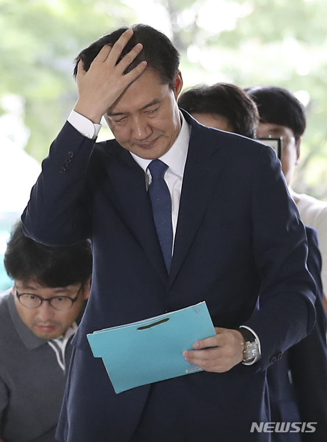 【서울=뉴시스】최진석 기자 = 조국 법무부 장관 후보자가 25일 서울 종로구 인사청문회 준비 사무실로 출근하고 있다. 2019.08.25.&nbsp; myjs@newsis.com