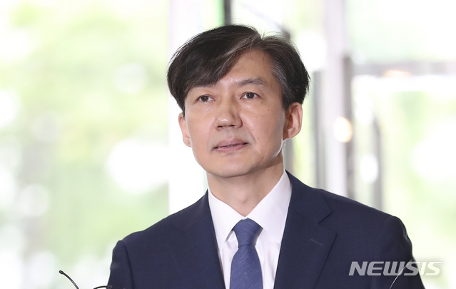 【서울=뉴시스】최진석 기자 = 조국 법무부 장관 후보자가 25일 서울 종로구 인사청문회 준비 사무실로 출근하며 논란에 관한 소회를 밝히고 있다. 2019.08.25.&nbsp; myjs@newsis.com