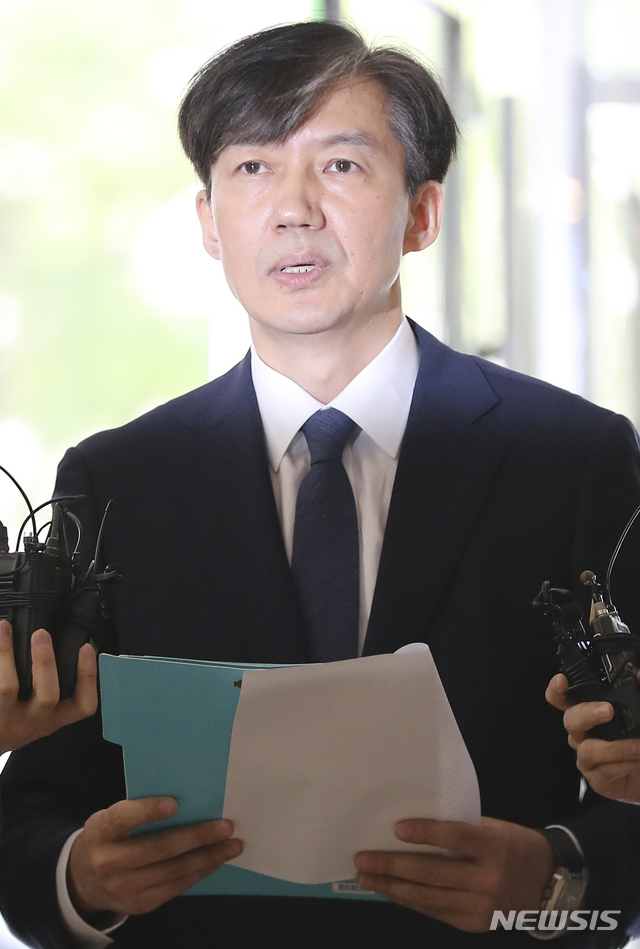 【서울=뉴시스】최진석 기자 = 조국 법무부 장관 후보자가 지난 25일 서울 종로구 인사청문회 준비 사무실로 출근하며 논란에 관한 소회를 밝히고 있다. 2019.08.25. myjs@newsis.com